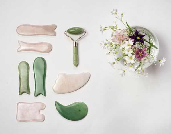A Beginner's Guide to Gua Sha: The Benefits and How-To